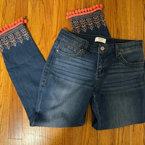 NWOT Crown & Ivy Straight Leg Jeans with Design on bottom size 4 - Picture 1 of 5